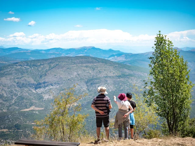 Drie mensen kijken naar een panorama tijdens een wandeling op de Mont Ventoux