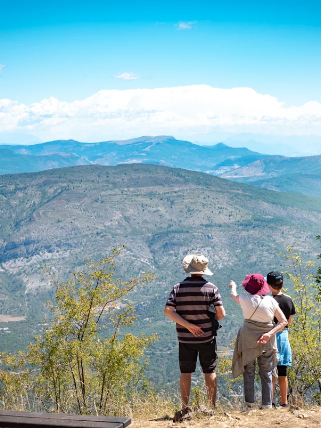 Trois personnes regardant un panorama lors d'une randonnée au Mont-Ventoux