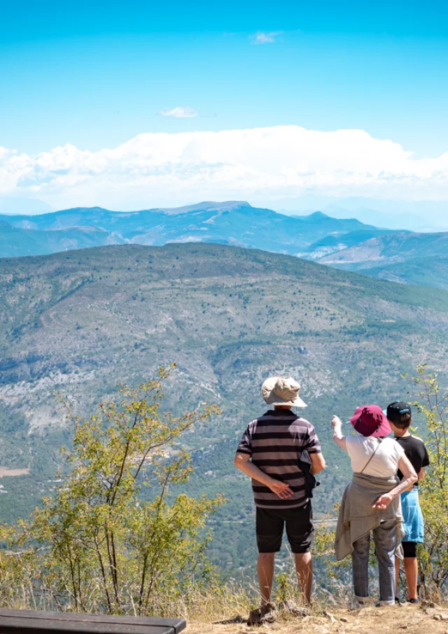 Trois personnes regardant un panorama lors d'une randonnée au Mont-Ventoux