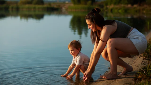 Mère et enfant au lac