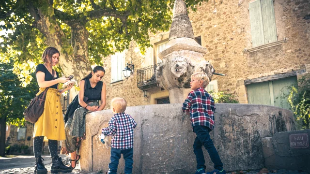 Déambulation d'une famille dans le village de Puyméras avec le jeux Intrigue dans la ville