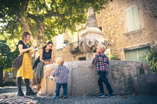 Déambulation d'une famille dans le village de Puyméras avec le jeux Intrigue dans la ville