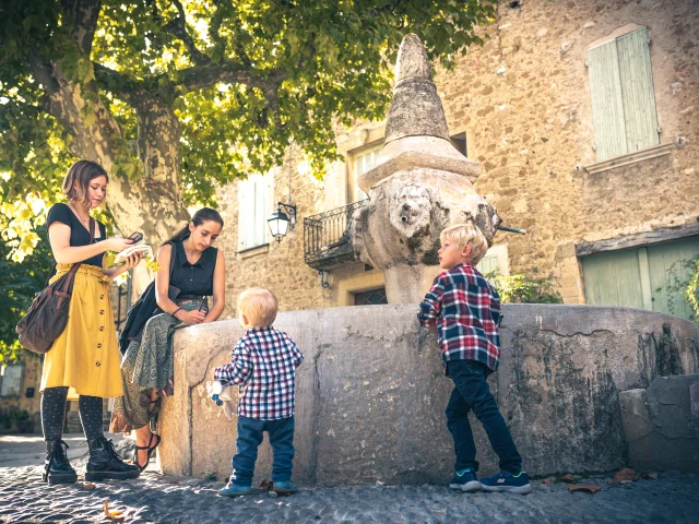 Déambulation d'une famille dans le village de Puyméras avec le jeux Intrigue dans la ville