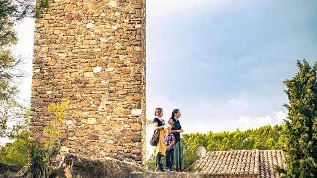 Déambulation d'une famille dans le village de Puyméras avec le jeux Intrigue dans la ville