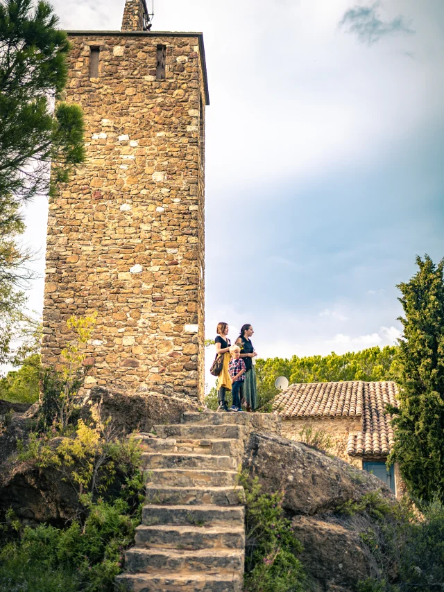 Déambulation d'une famille dans le village de Puyméras avec le jeux Intrigue dans la ville