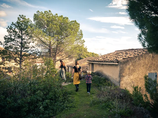 Déambulation d'une famille dans le village de Puyméras avec le jeux Intrigue dans la ville