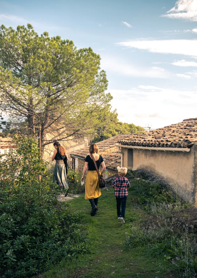 Déambulation d'une famille dans le village de Puyméras avec le jeux Intrigue dans la ville