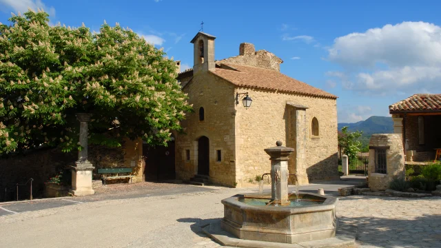 Place De La Chapelle à Faucon