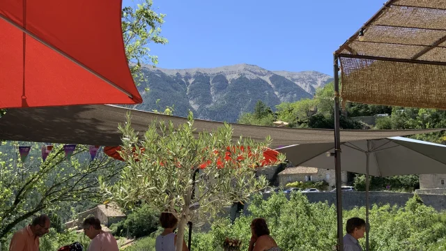 Terrasse dans le village de Brantes