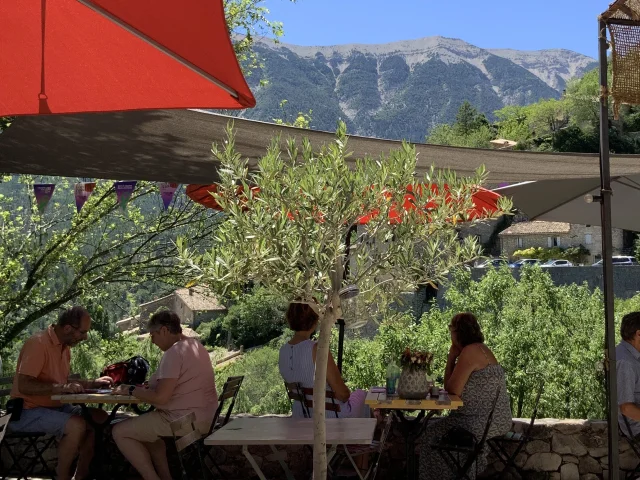 Terras in het dorp Brantes