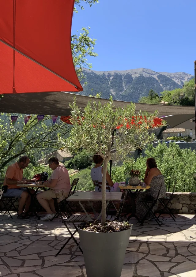 Terrasse dans le village de Brantes