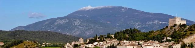 Vaison-la-Romaine avec en arrière plan le Mont Ventoux