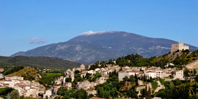 Vaison-la-Romaine avec en arrière plan le Mont Ventoux