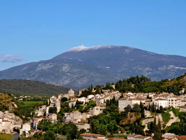 Vaison-la-Romaine mit dem Mont Ventoux im Hintergrund