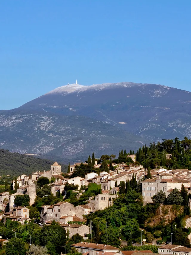 Vaison-la-Romaine avec en arrière plan le Mont Ventoux