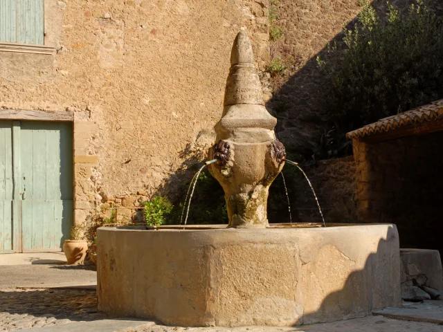 Fontaine du village de Puyméras