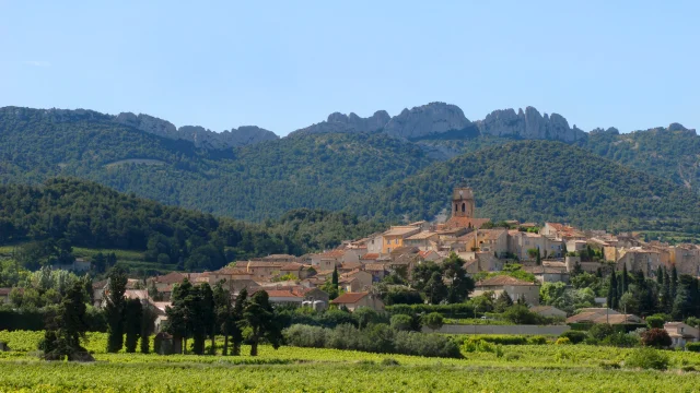 Village de Sablet avec en arrière-plan les Dentelles de Montmirail