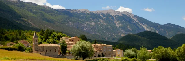 Village de Savoillans avec en arrière plan le Mont-Ventoux