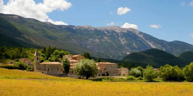 Village de Savoillans avec en arrière plan le Mont-Ventoux