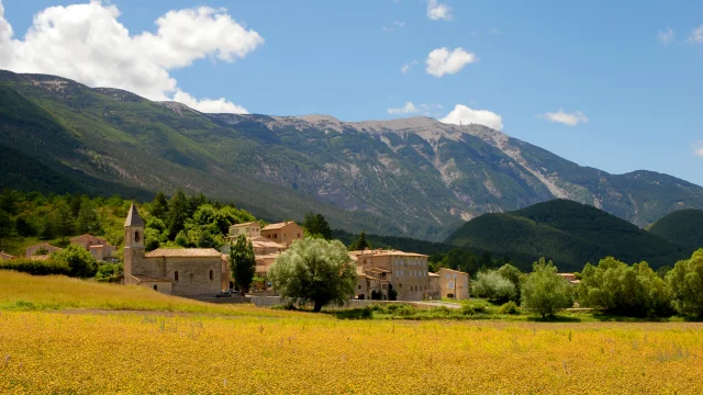 Village de Savoillans avec en arrière plan le Mont-Ventoux