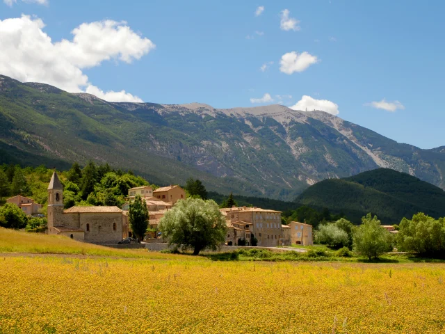 Village de Savoillans avec en arrière plan le Mont-Ventoux