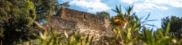 Ruine dans le village de Puyméras