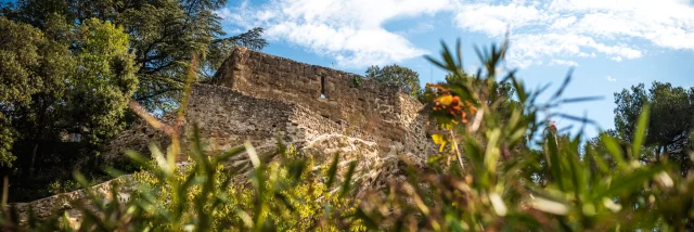 Ruine im Dorf Puyméras