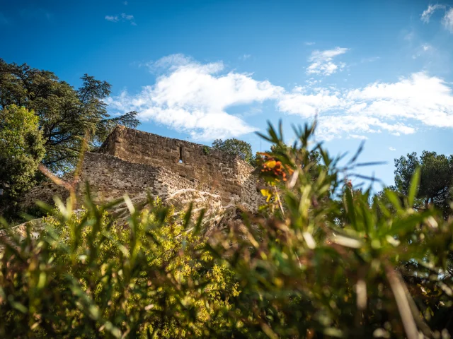 Ruine dans le village de Puyméras