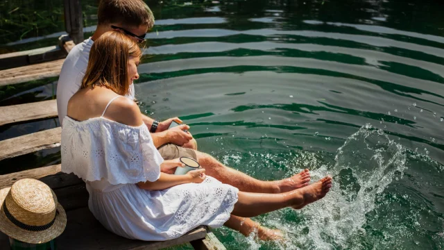 Couple au bord d'un lac