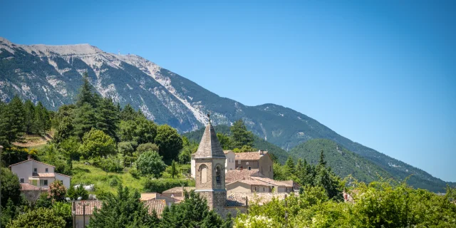 Vue sur le clochet de l'église du village de Savoillans avec le Mont Ventoux en arrière plan