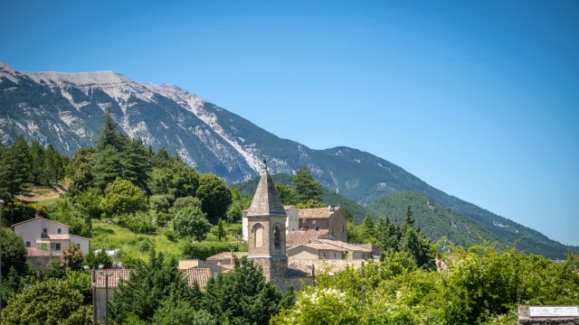 Vue sur le clochet de l'église du village de Savoillans avec le Mont Ventoux en arrière plan