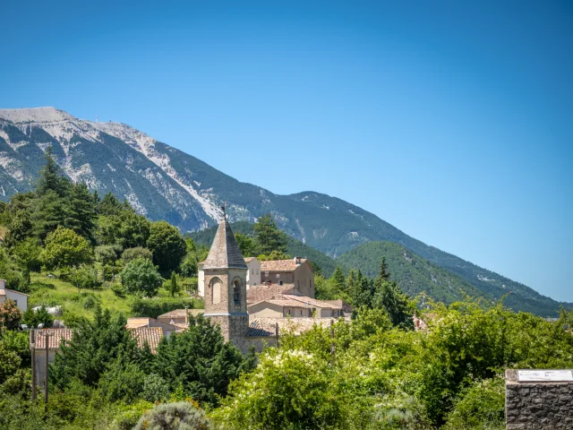 Vue sur le clochet de l'église du village de Savoillans avec le Mont Ventoux en arrière plan