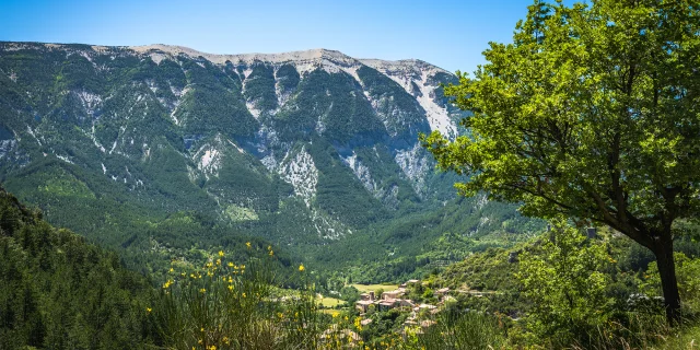 Vue du village montagnard de Brantes surplombé par le Mont Ventoux