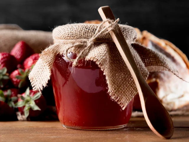 Pot de confiture de fraises