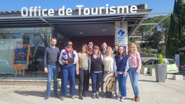 Equipe de l'Office de tourisme devant le bureau de Vaison-la-Romaine