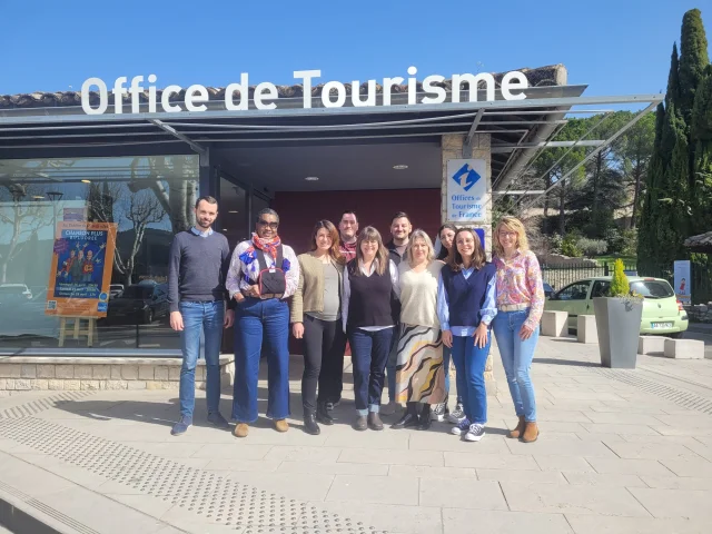 Equipe de l'Office de tourisme devant le bureau de Vaison-la-Romaine