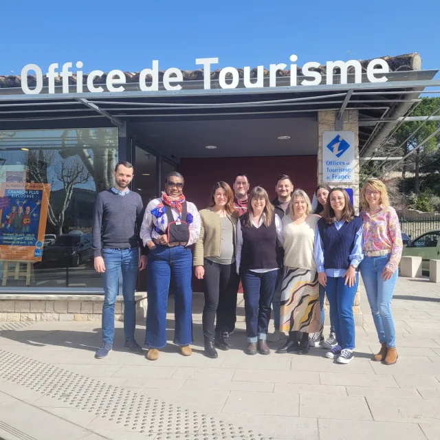 Equipe de l'Office de tourisme devant le bureau de Vaison-la-Romaine