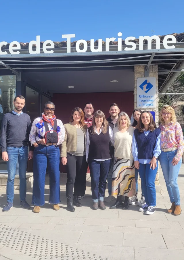 Equipe de l'Office de tourisme devant le bureau de Vaison-la-Romaine