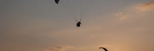 Paragliding bij zonsondergang