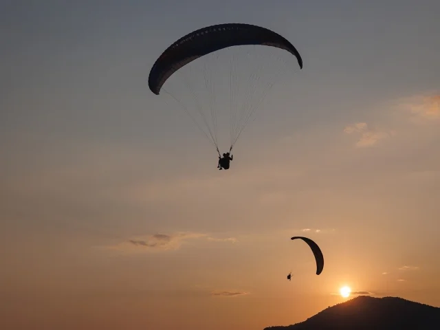 Paragliding bij zonsondergang