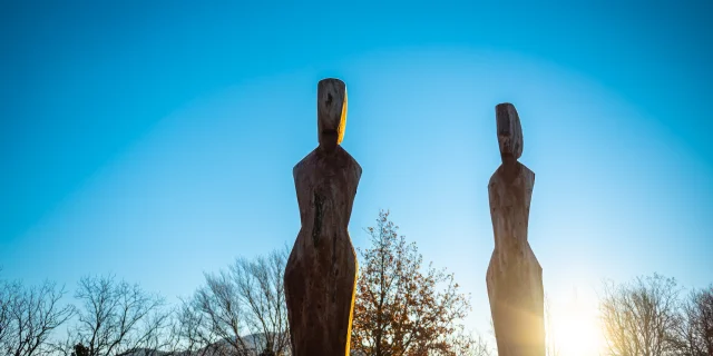 Les sculptures Marianne et Mireille à Crestet