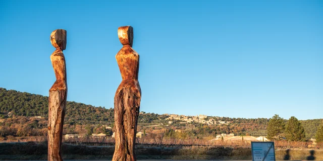 Les sculptures Marianne et Mireille à Crestet