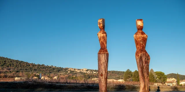 Les sculptures Marianne et Mireille à Crestet