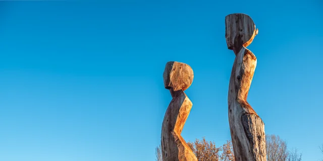 Les sculptures Marianne et Mireille à Crestet