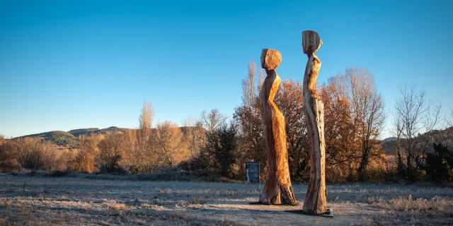 Les sculptures Marianne et Mireille à Crestet