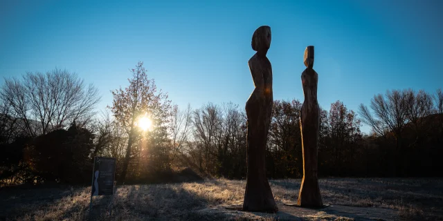 Les sculptures Marianne et Mireille à Crestet