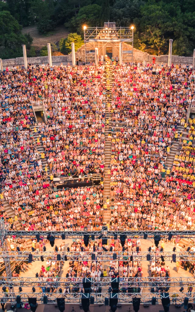 Tous les trois ans, des milliers de personnes passionnés de chant choral se retrouvent au cœur de Théâtre Antique de Vaison-la-Romaine