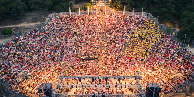 Tous les trois ans, des milliers de personnes passionnés de chant choral se retrouvent au cœur de Théâtre Antique de Vaison-la-Romaine