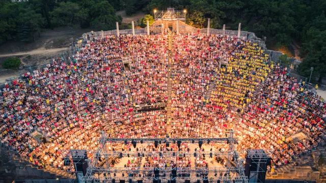 Tous les trois ans, des milliers de personnes passionnés de chant choral se retrouvent au cœur de Théâtre Antique de Vaison-la-Romaine