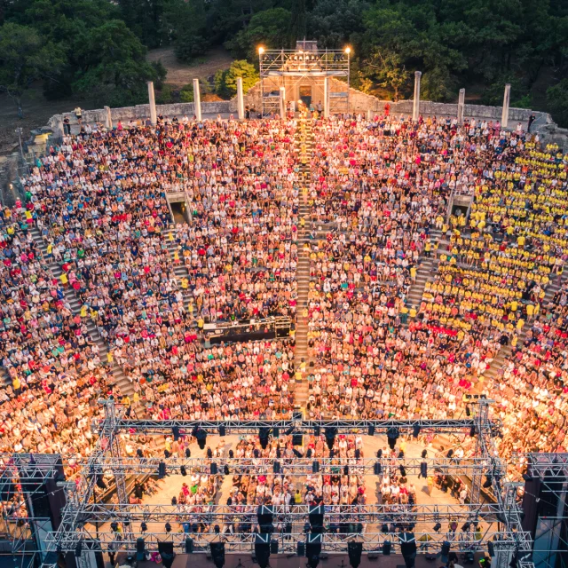 Every three years, thousands of choral singing enthusiasts gather at the Théâtre Antique in Vaison-la-Romaine.